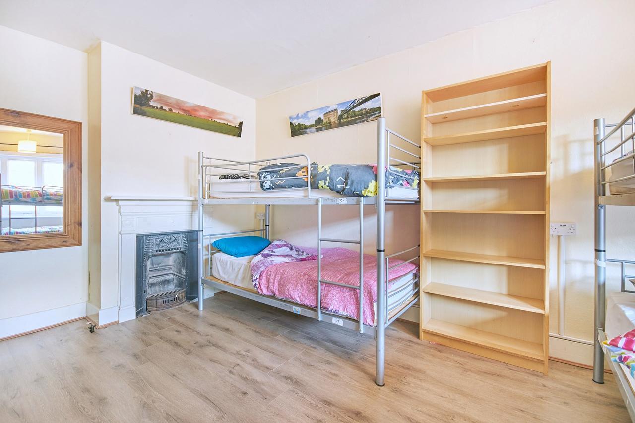 Lit Simple dans Dortoir pour Femmes de 6 Lits