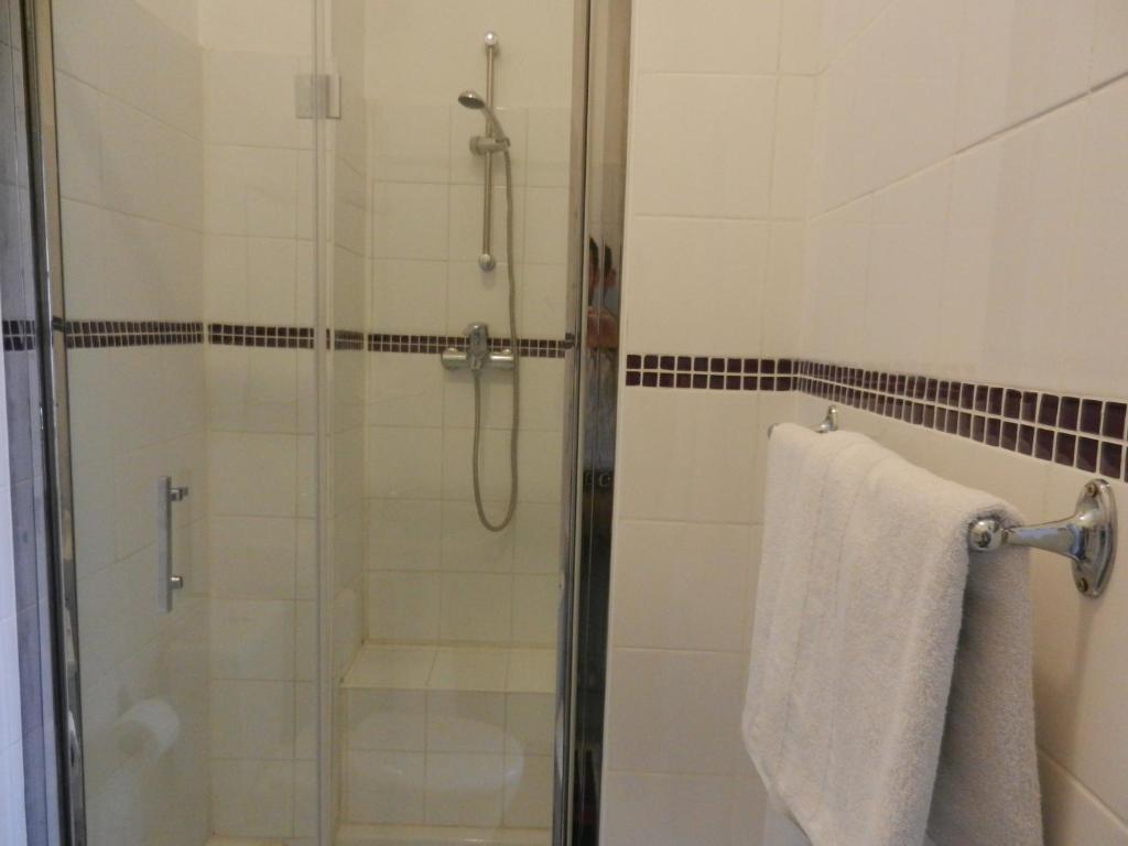 Camera Matrimoniale con Bagno Privato e Servizi Igienici