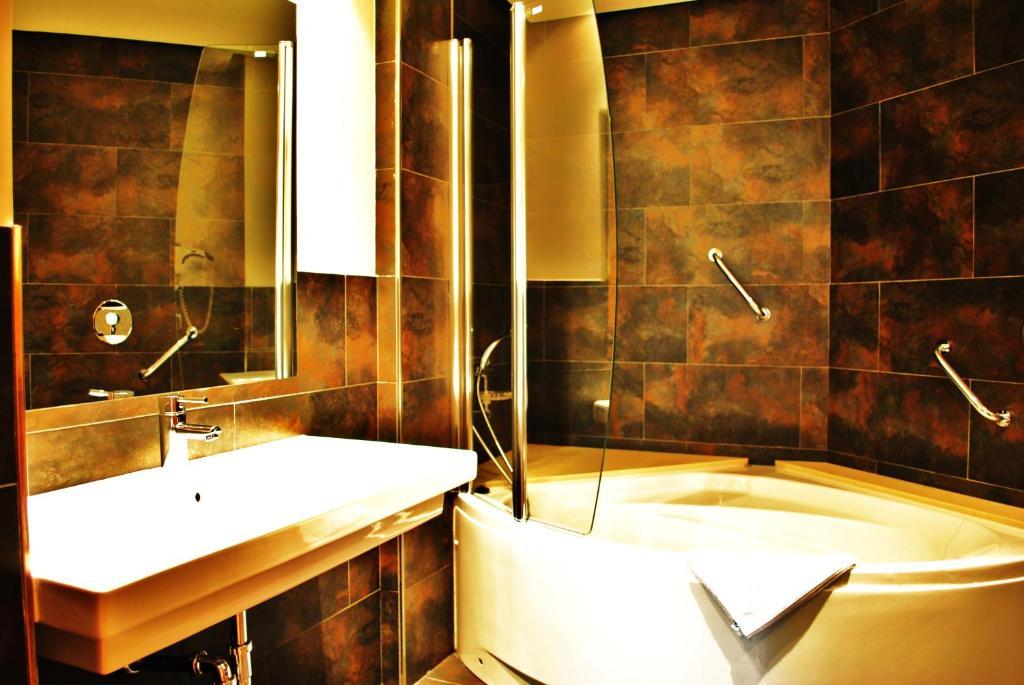 Two-Bedroom Apartment (6 Adults),65700874:JPEG