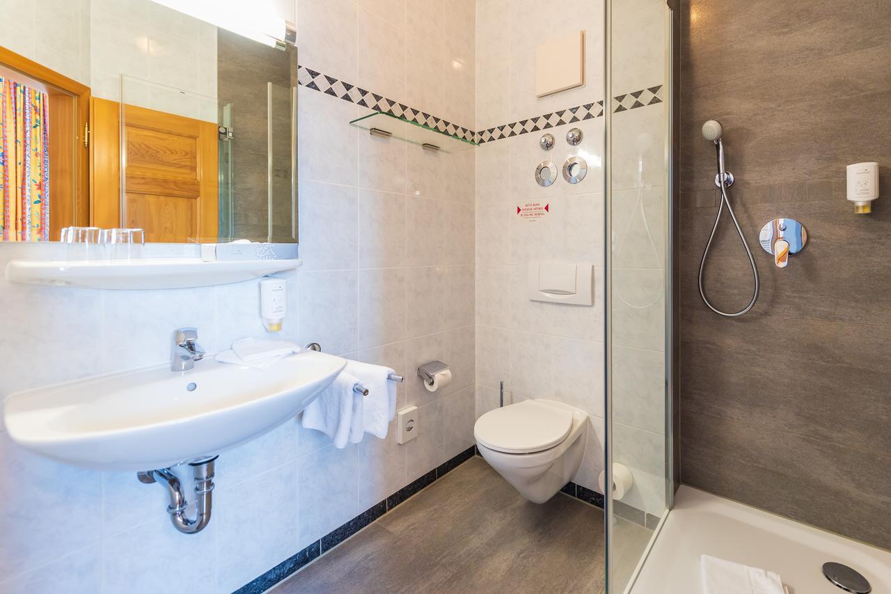 Doppelzimmer mit Balkon – Straßenseite