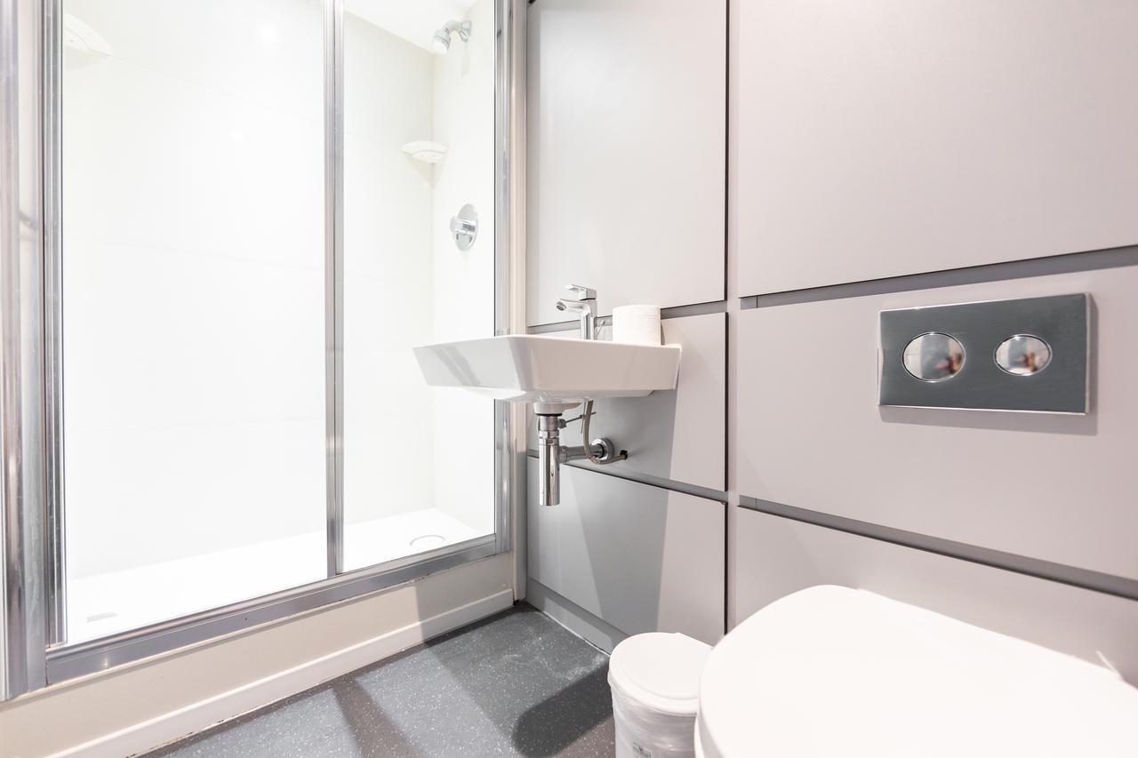 Camera Doppia con Letti Singoli e Bagno in Comune
