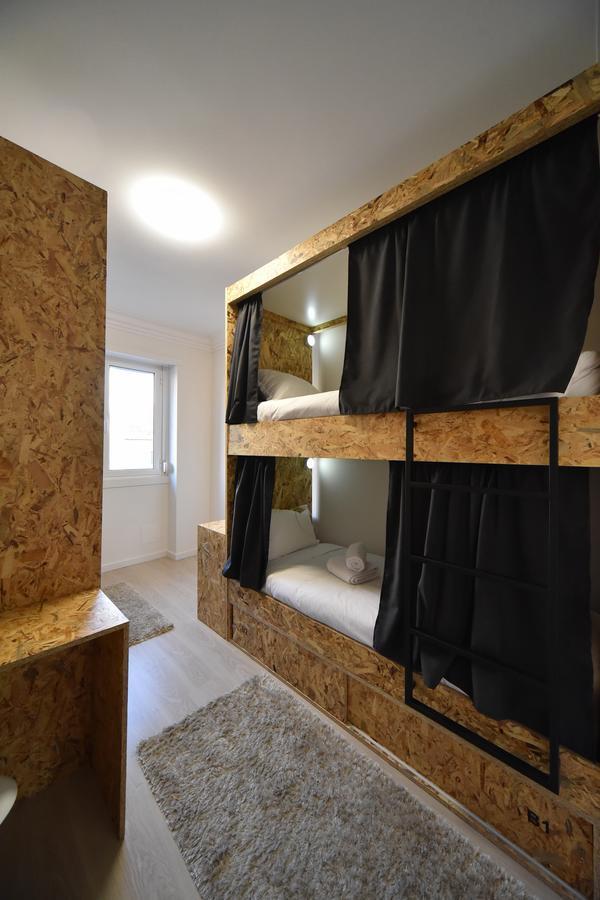 Cama num Dormitório Misto com 4 Camas