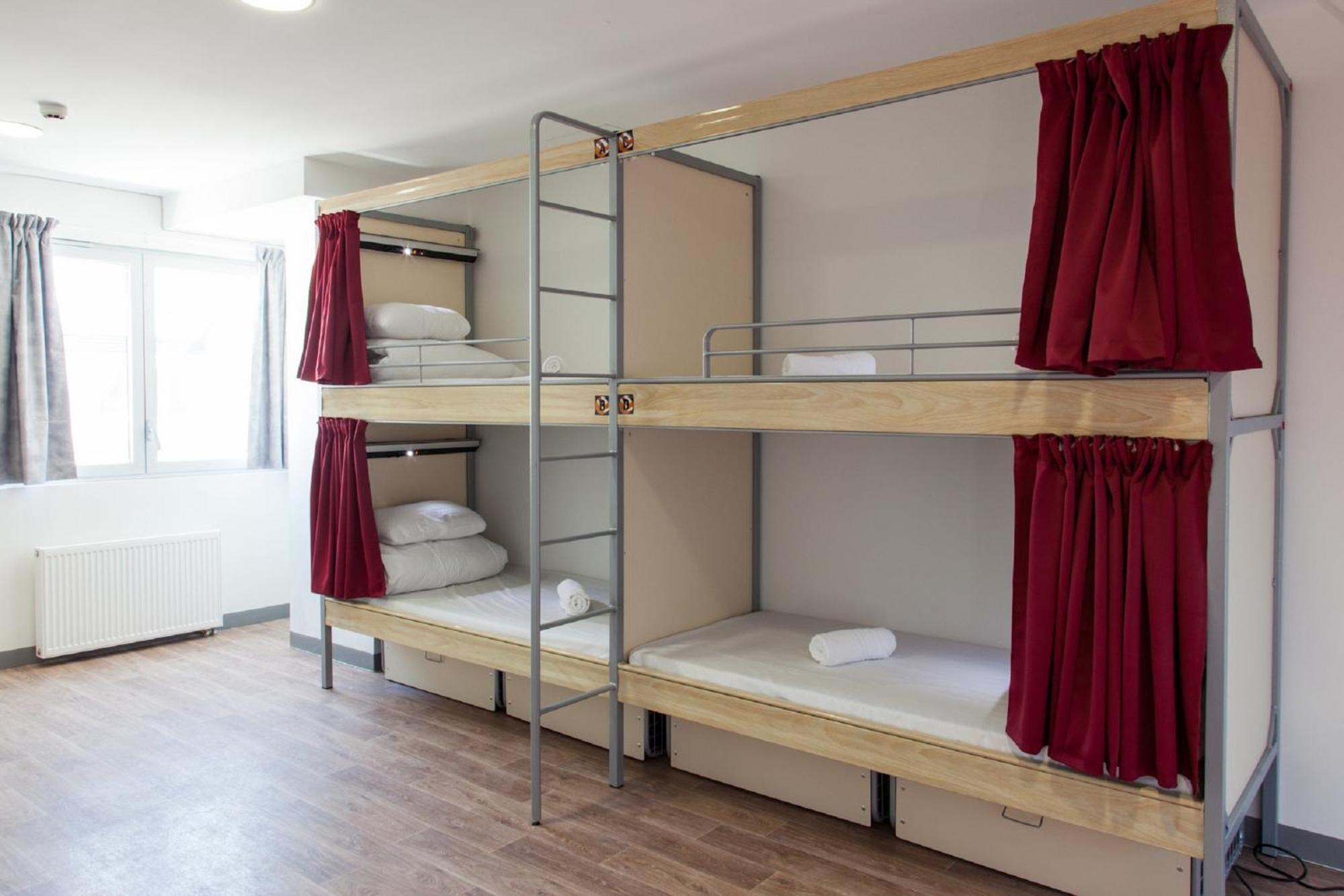 Bed in Slaapzaal met 4 Bedden en Gedeelde Badkamer