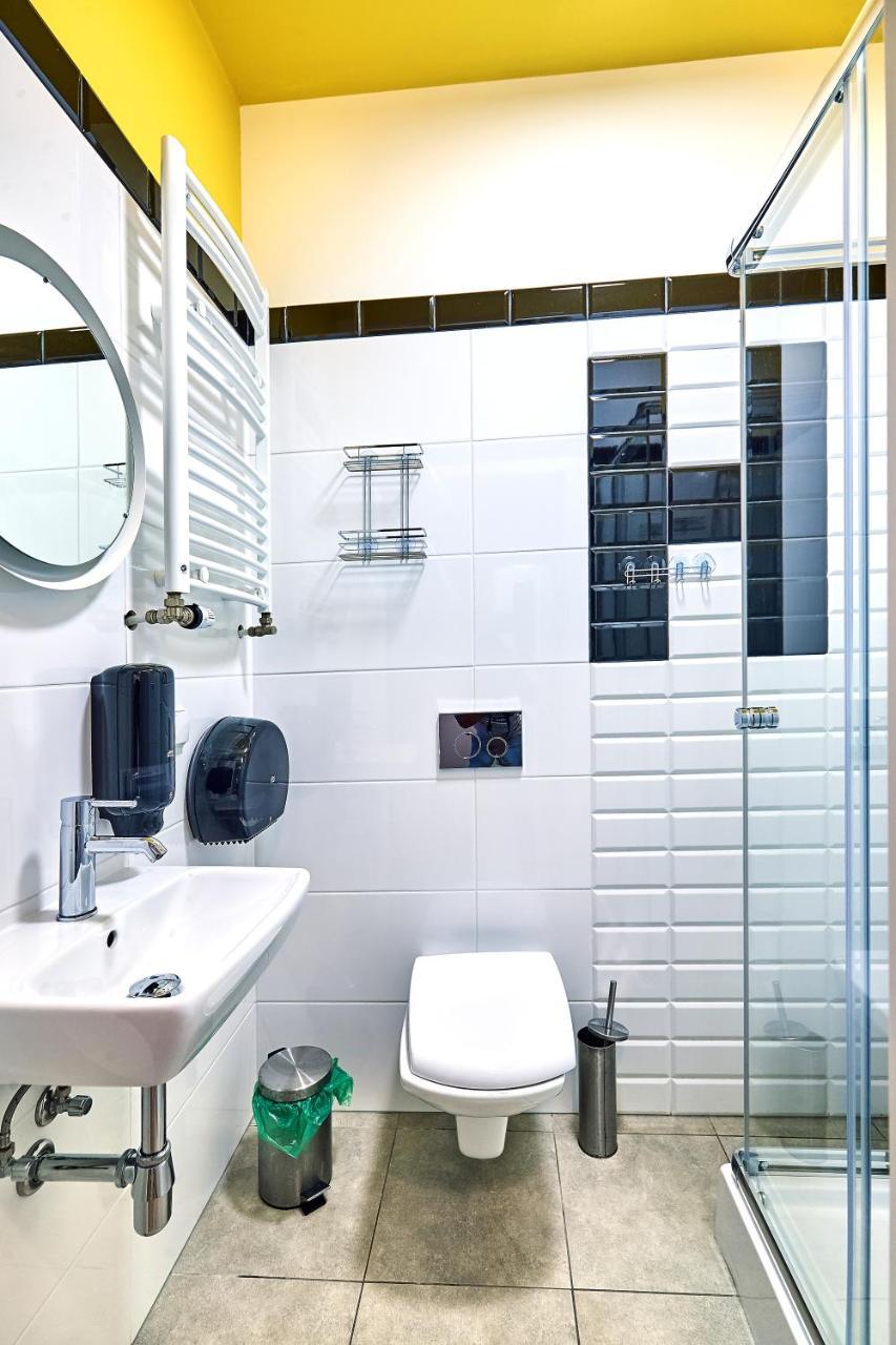Family Room with 2 Private Bathrooms,1282579609:JPEG