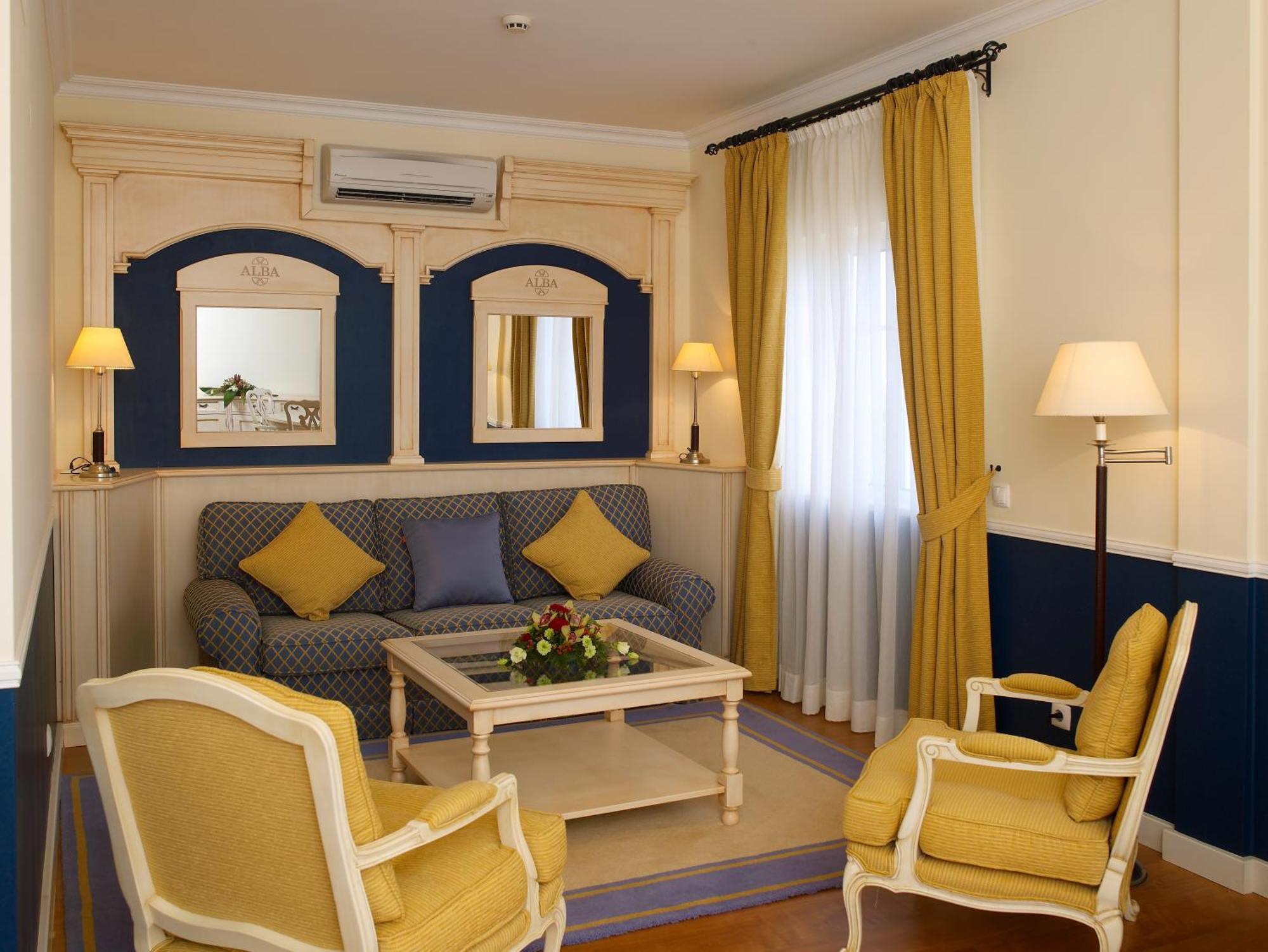 One-Bedroom Apartment,703739200:JPEG