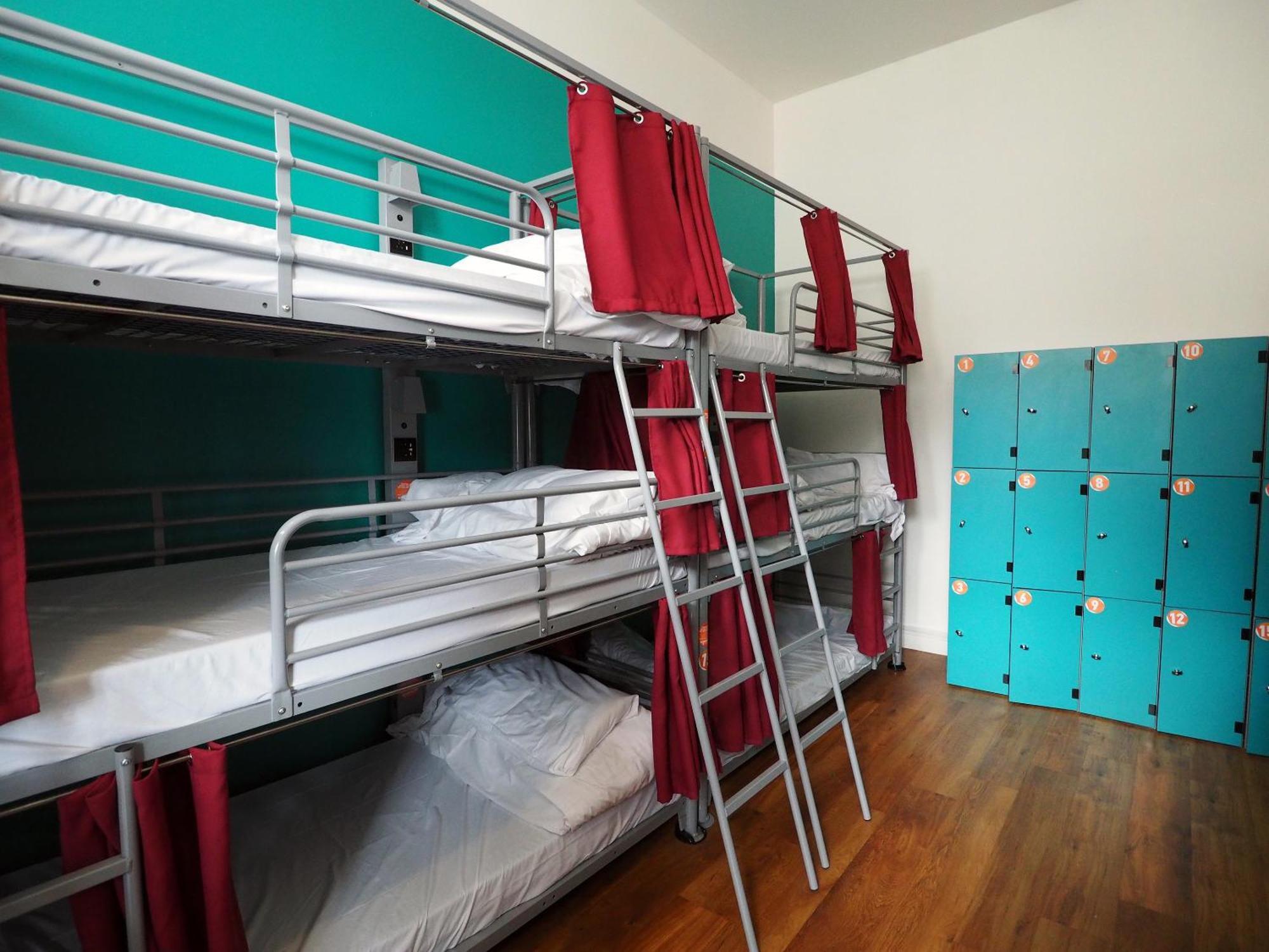 Bett im gemischten Schlafsaal mit 12 Betten und externem Gemeinschaftsbad - 3-stöckige Etagenbetten