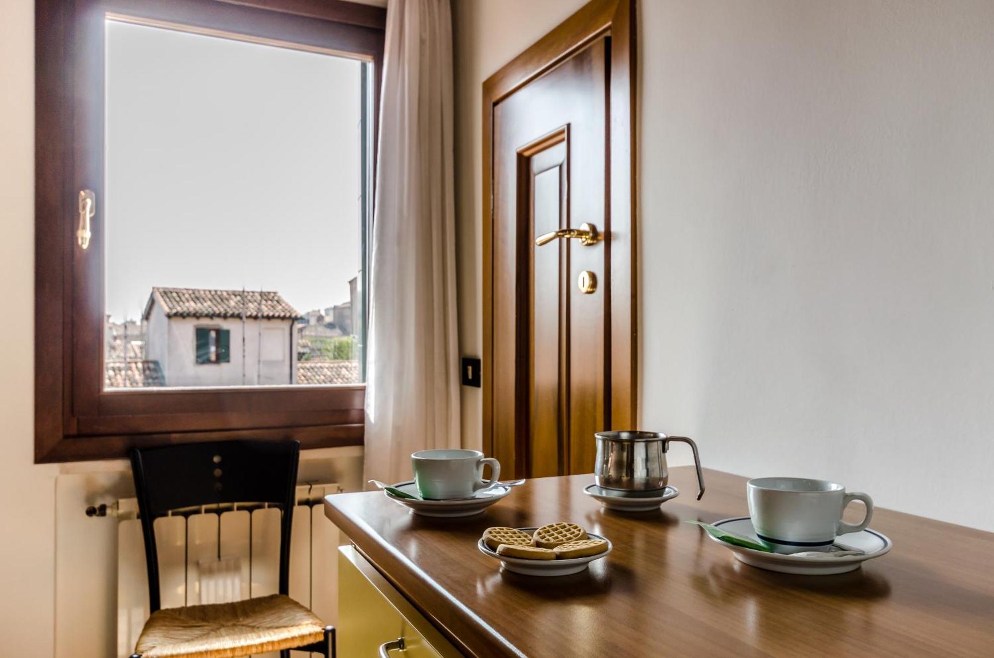 Estudio con baño compartido (2 adultos)