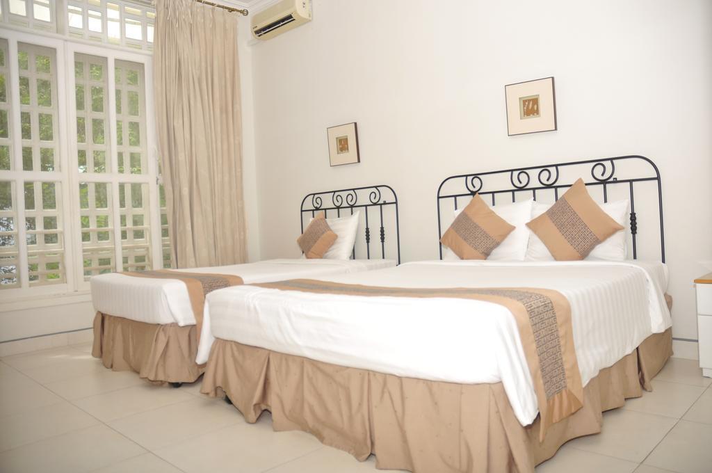 Cama num Dormitório Misto com 8 Camas