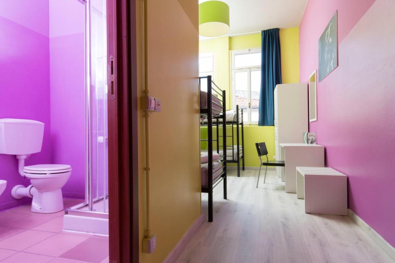 Cama en habitación femenina compartida de 4 camas