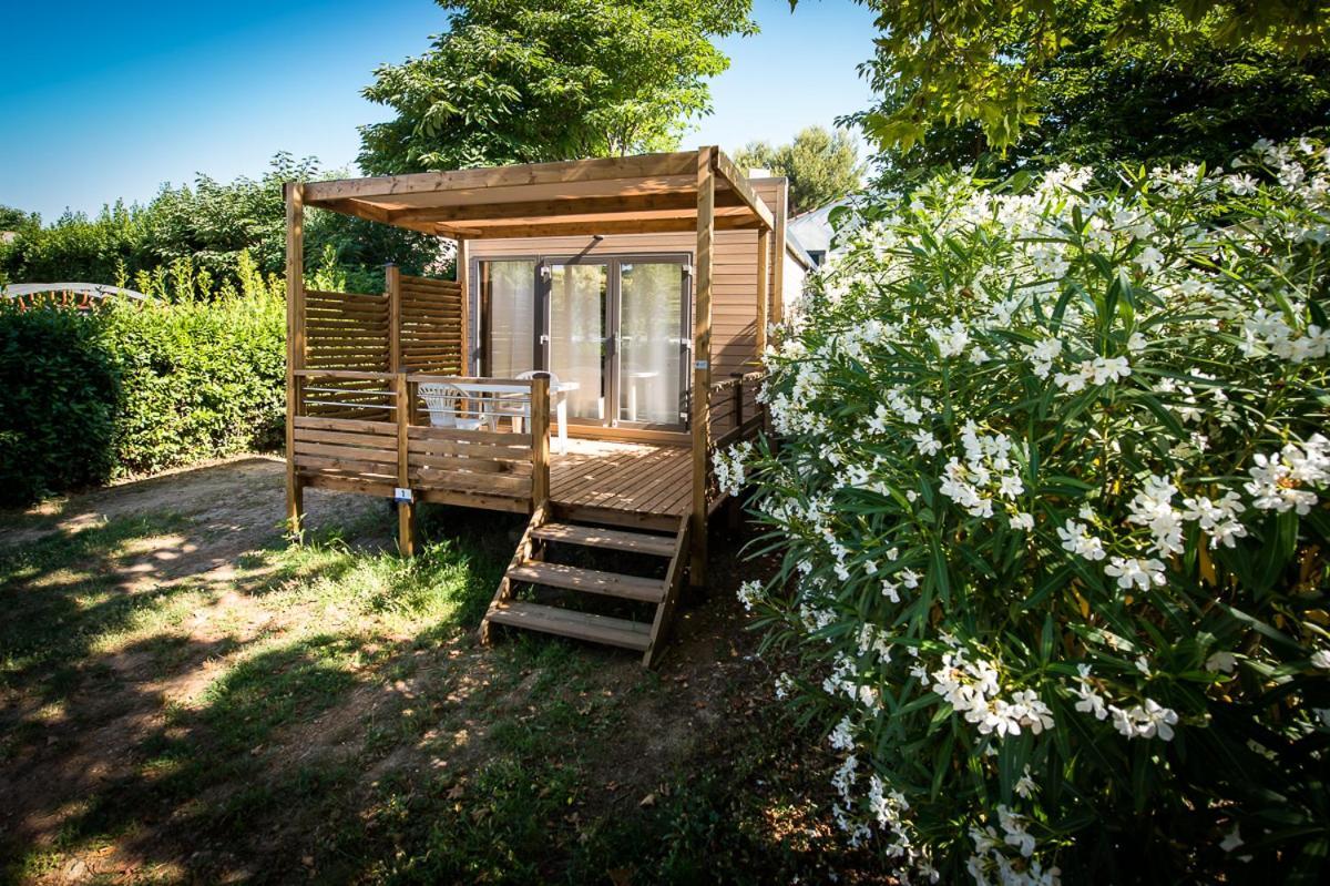 Hébergement KeyWest pour 2 Personnes avec Télévision, Climatisation et Terrasse Couverte - Linge de Lit et Serviettes Fournis
