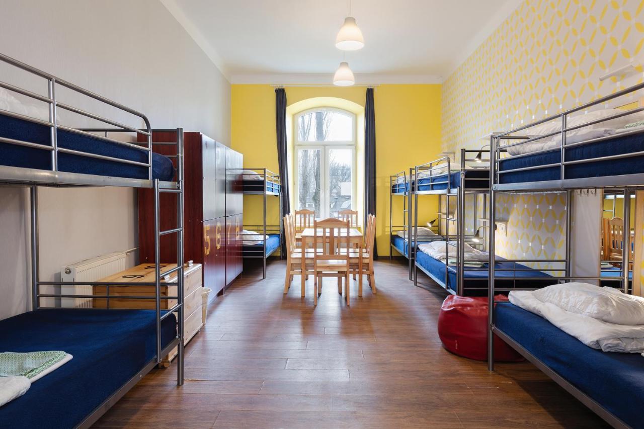Posto Letto in Dormitorio con 10 Letti e Bagno in Comune