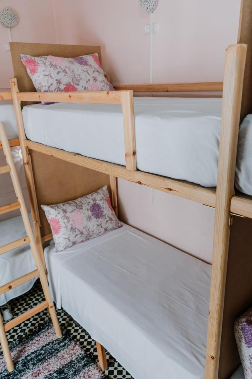 Cama en habitación compartida femenina de 6 camas