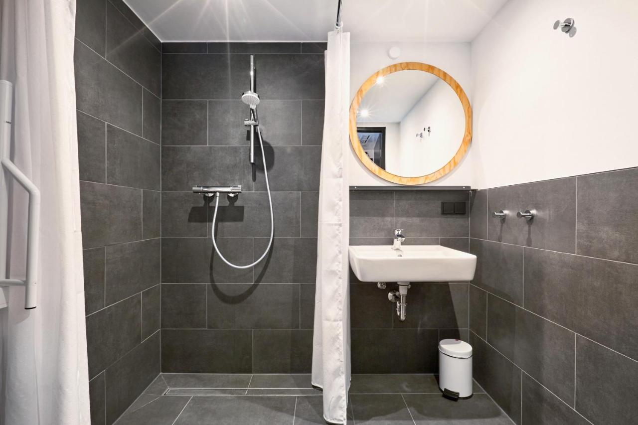 Zimmer mit 10 Betten und eigenem Bad