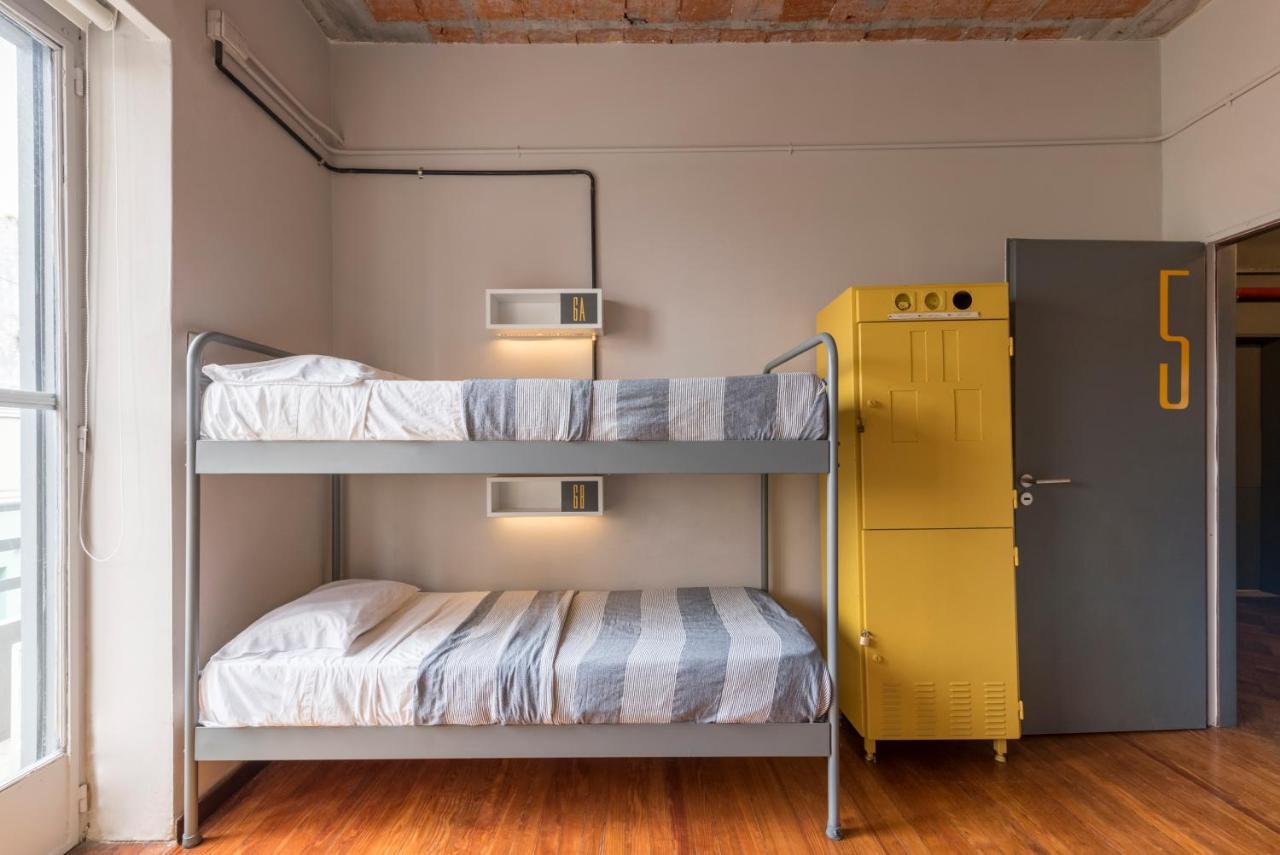 Cama num Dormitório Misto com 8 Camas