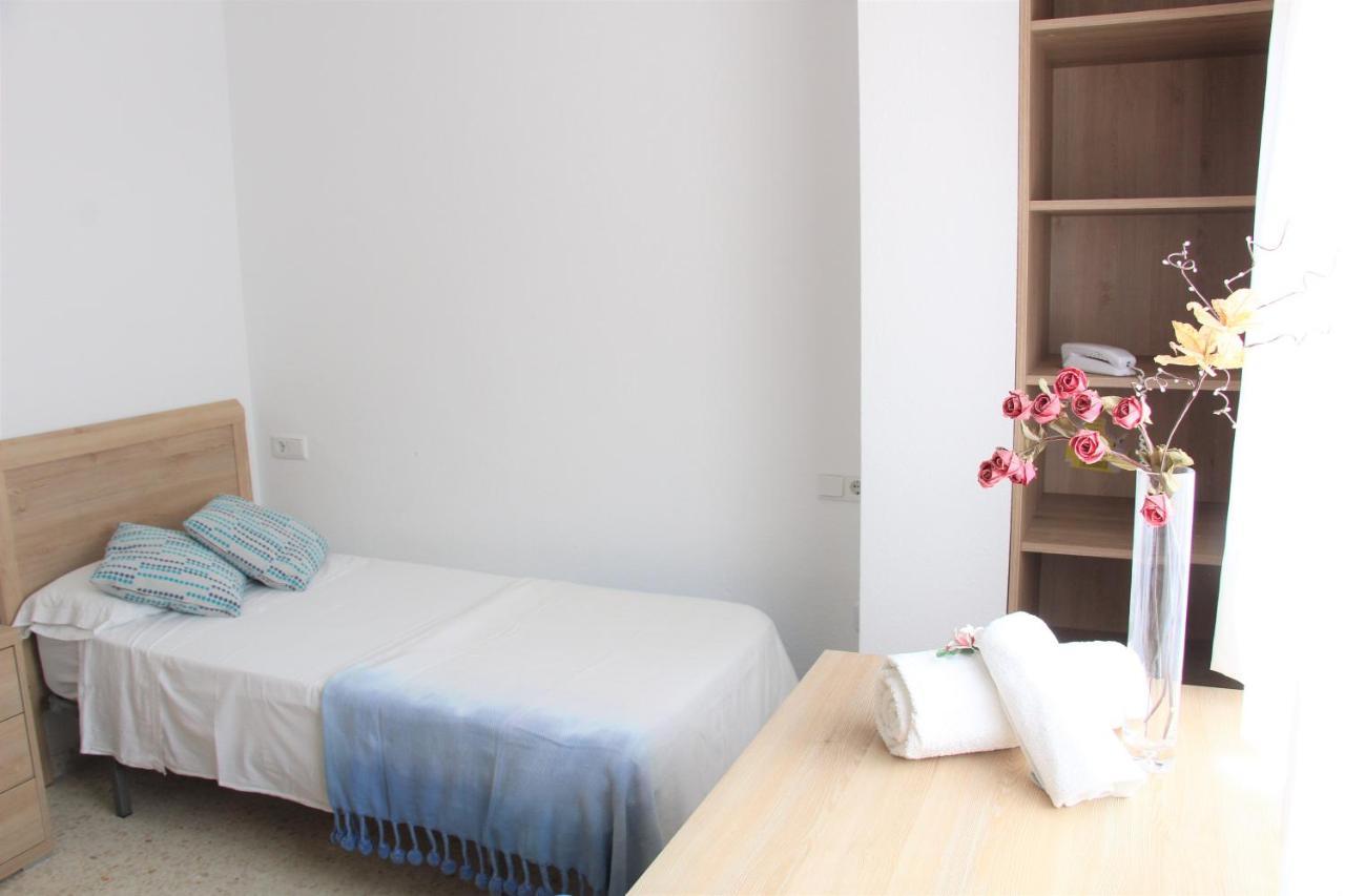 Single Room with Shared Bathroom,762185614:JPEG