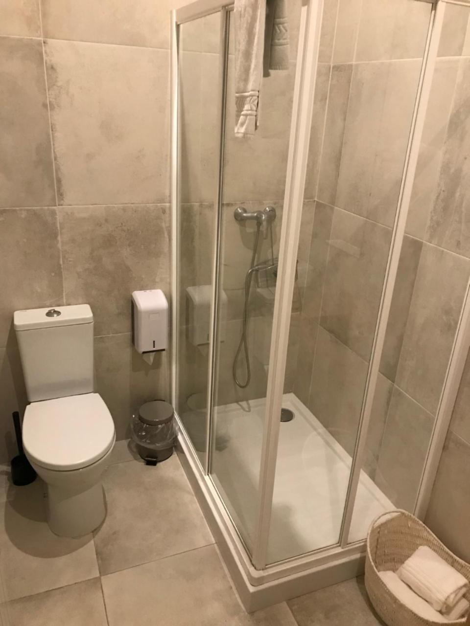 Quarto Duplo Pequeno com Casa de Banho Privativa