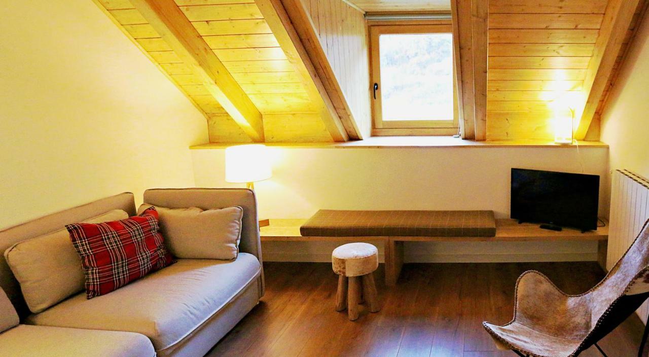 Superior Family Room,779625072:JPEG