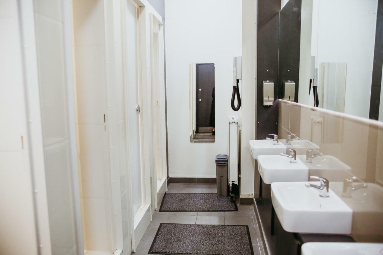 Cama en habitación compartida mixta con 4 camas y baño privado