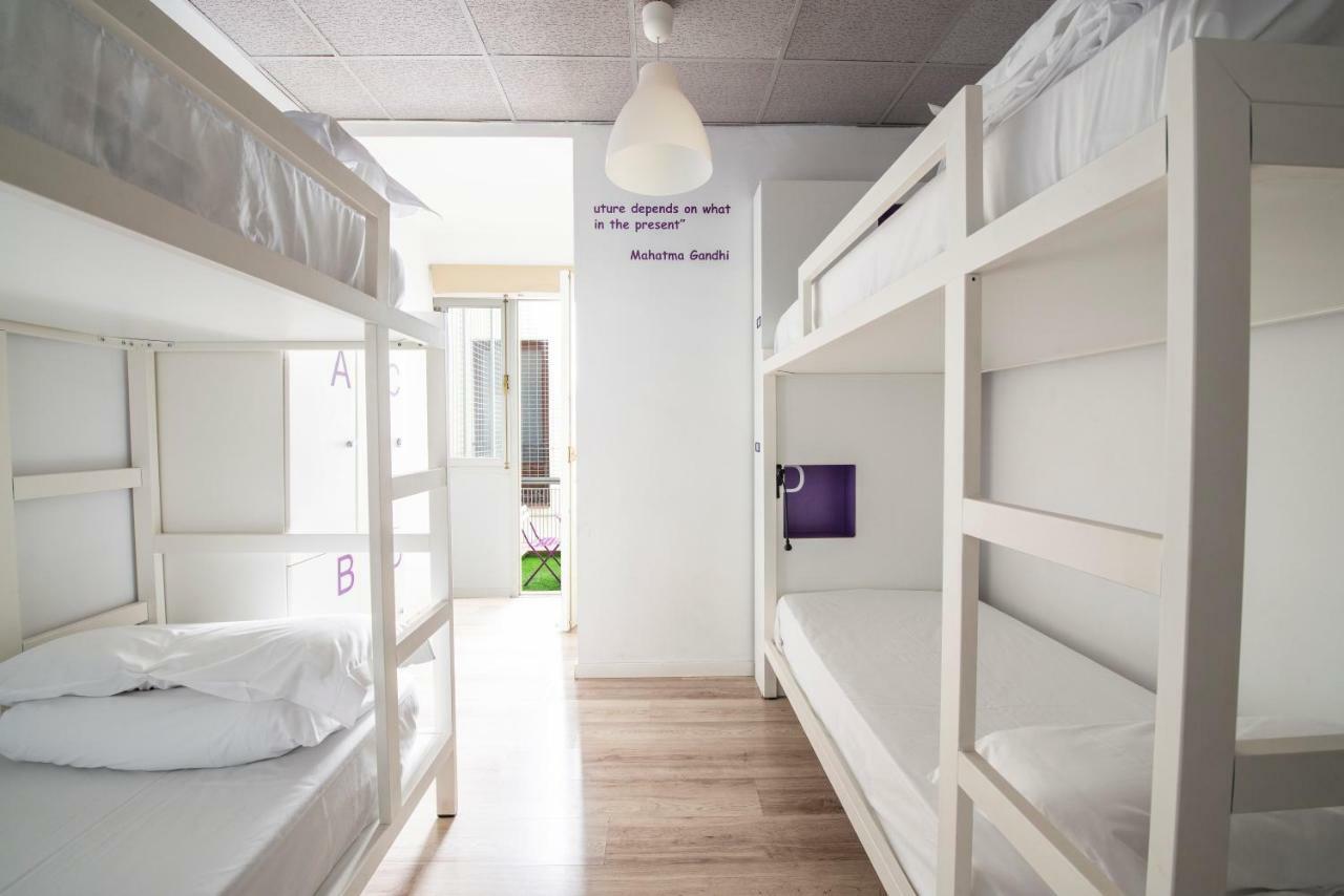 Cama num Dormitório Misto de 4 Camas com Casa de Banho Privativa