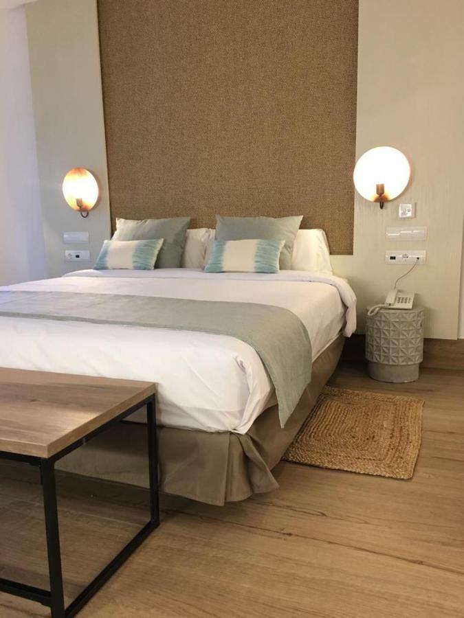 Habitación con cama grande