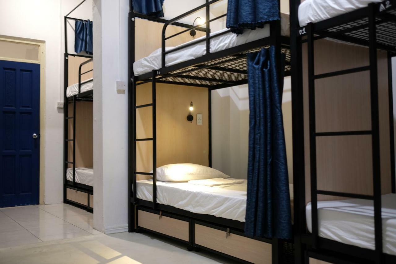 Cama en habitación compartida femenina de 6 camas