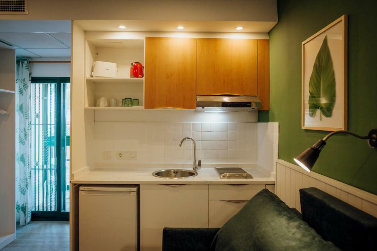 Studio with Balcony (2 Adults),816749093:JPEG