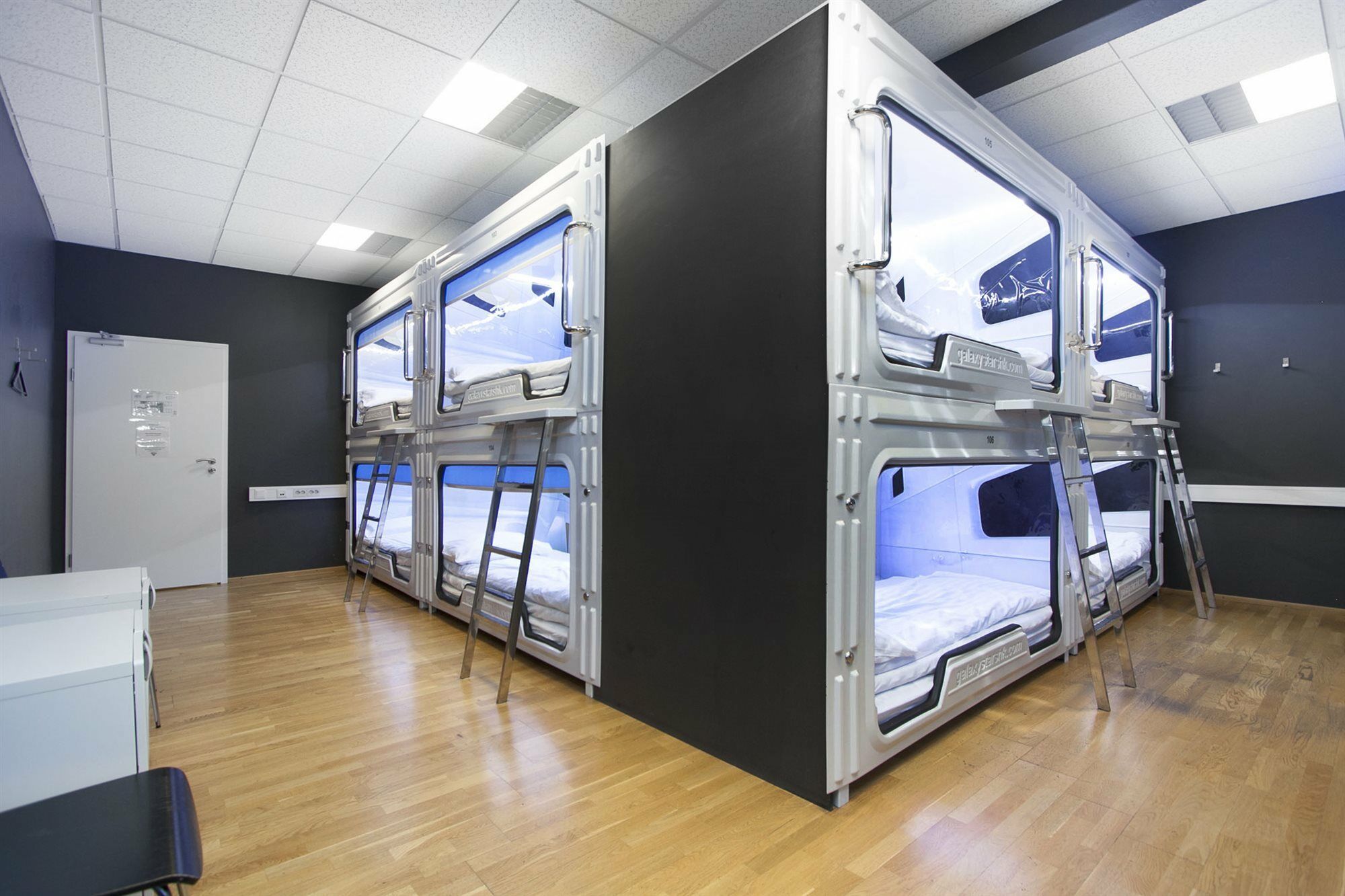 Cama Cápsula en habitación compartida mixta de 8 camas