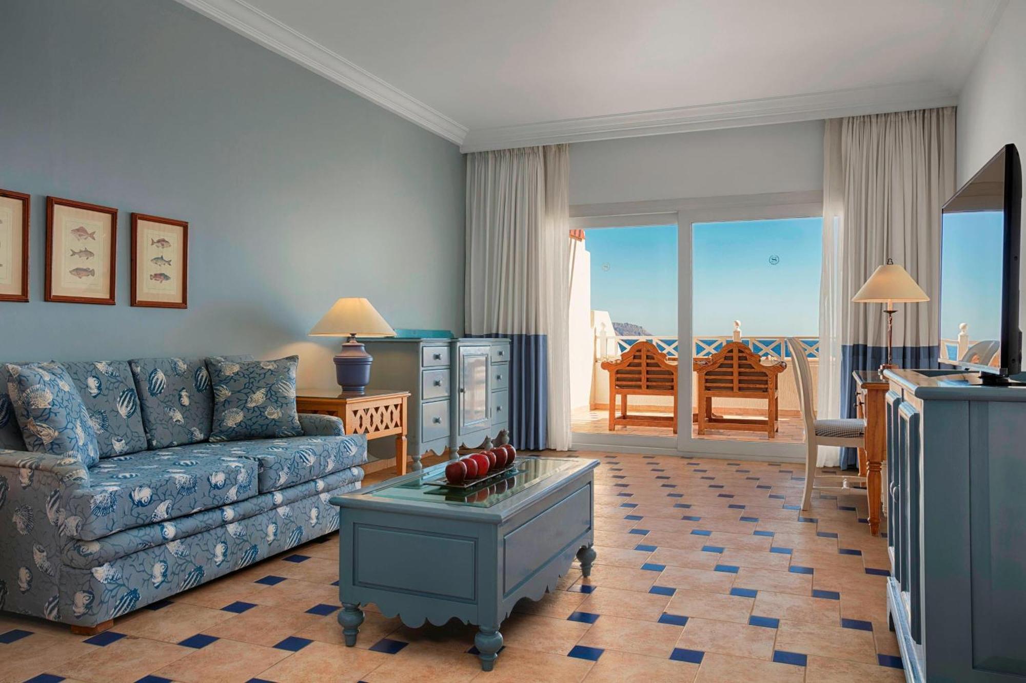 One-Bedroom Junior Suite with Two Single Beds, Corner Balcony and Sea View - High Floor