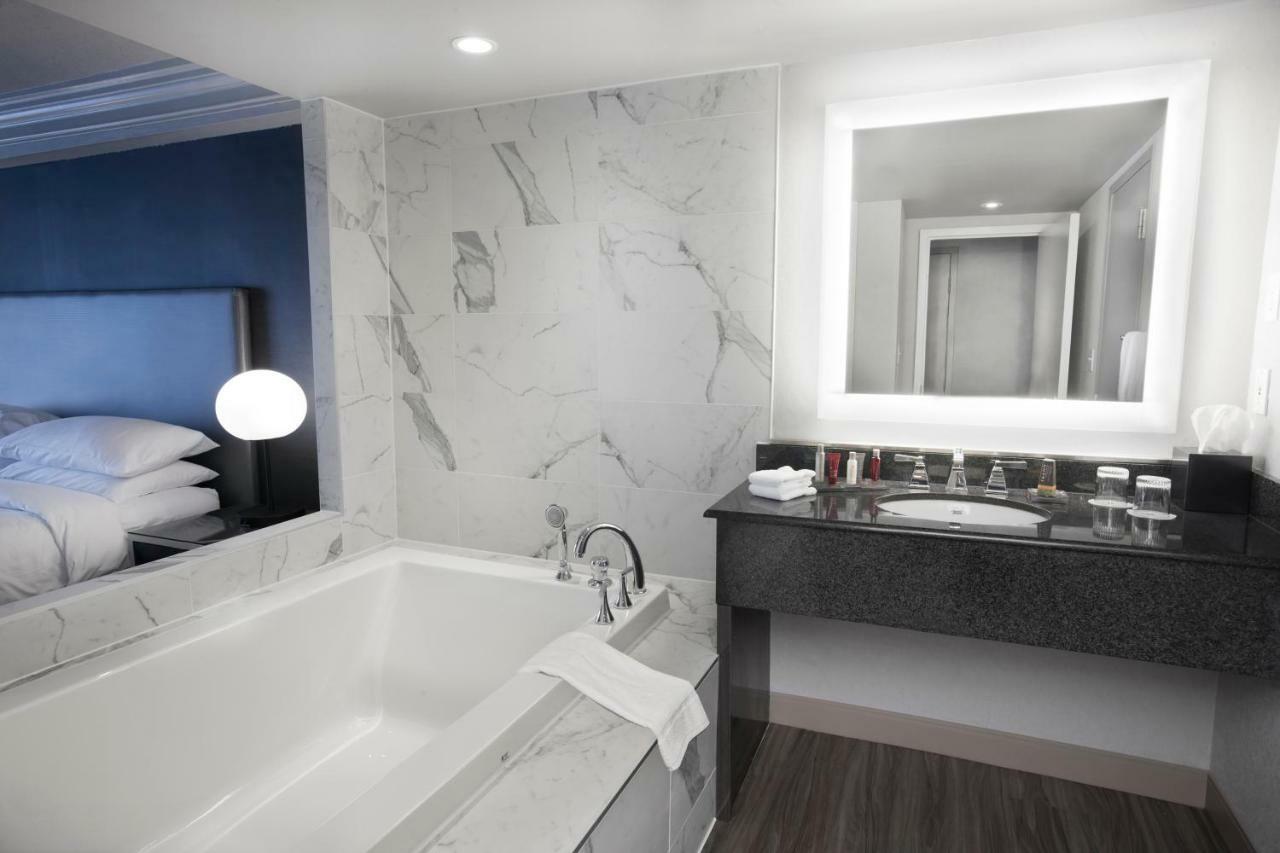 Premier King Room Falls View