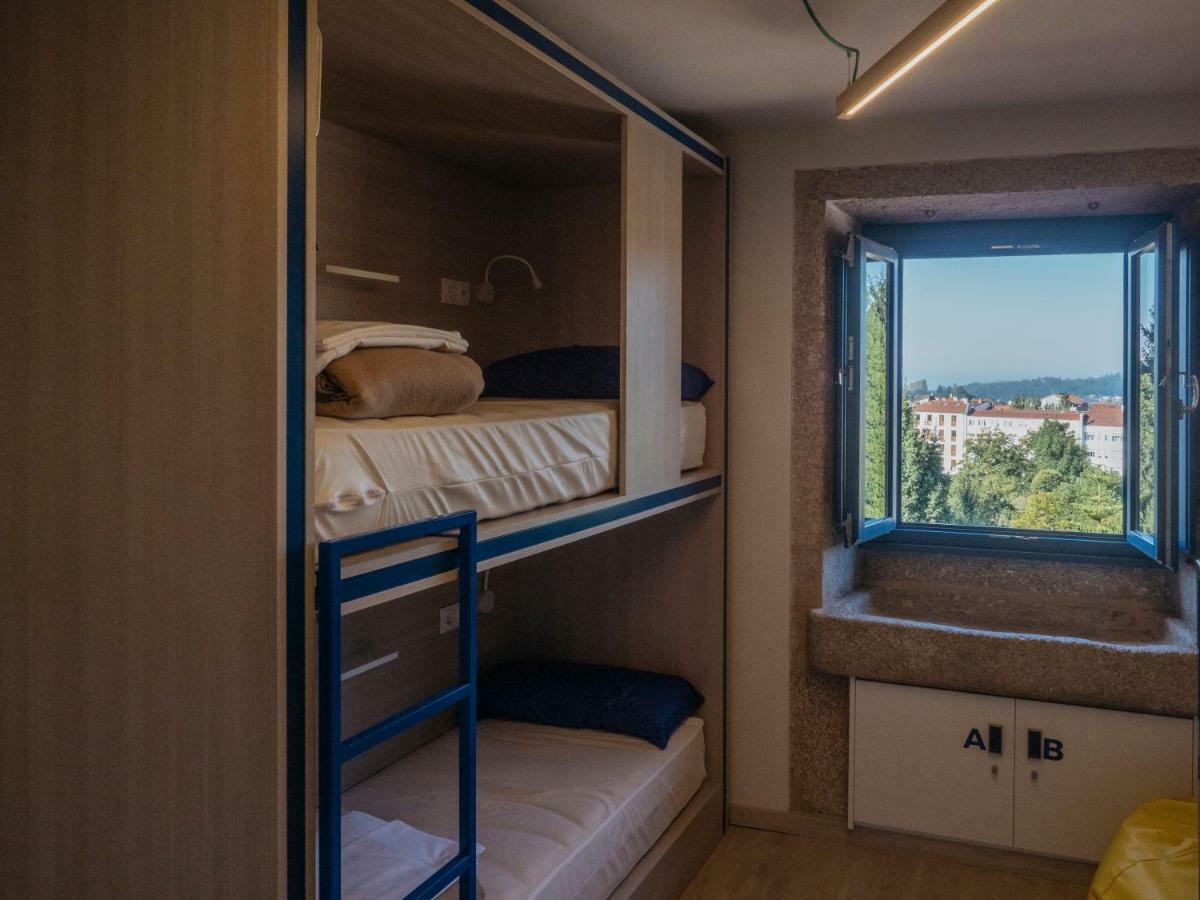 Cama en habitación compartida con 4 camas