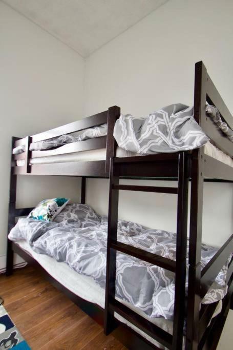 Cama en habitación femenina compartida de 4 camas