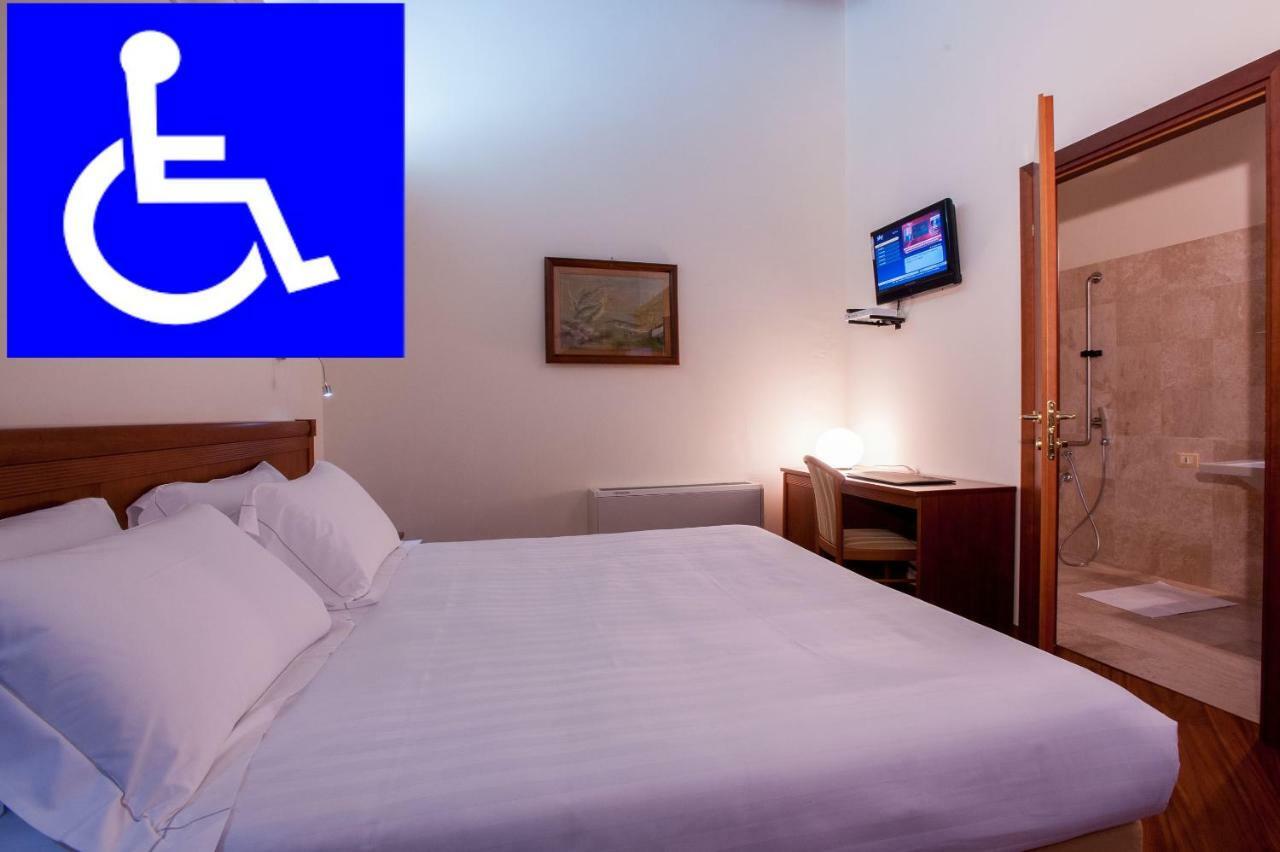 Chambre Double ou Lits Jumeaux - Accessible aux Personnes à Mobilité Réduite