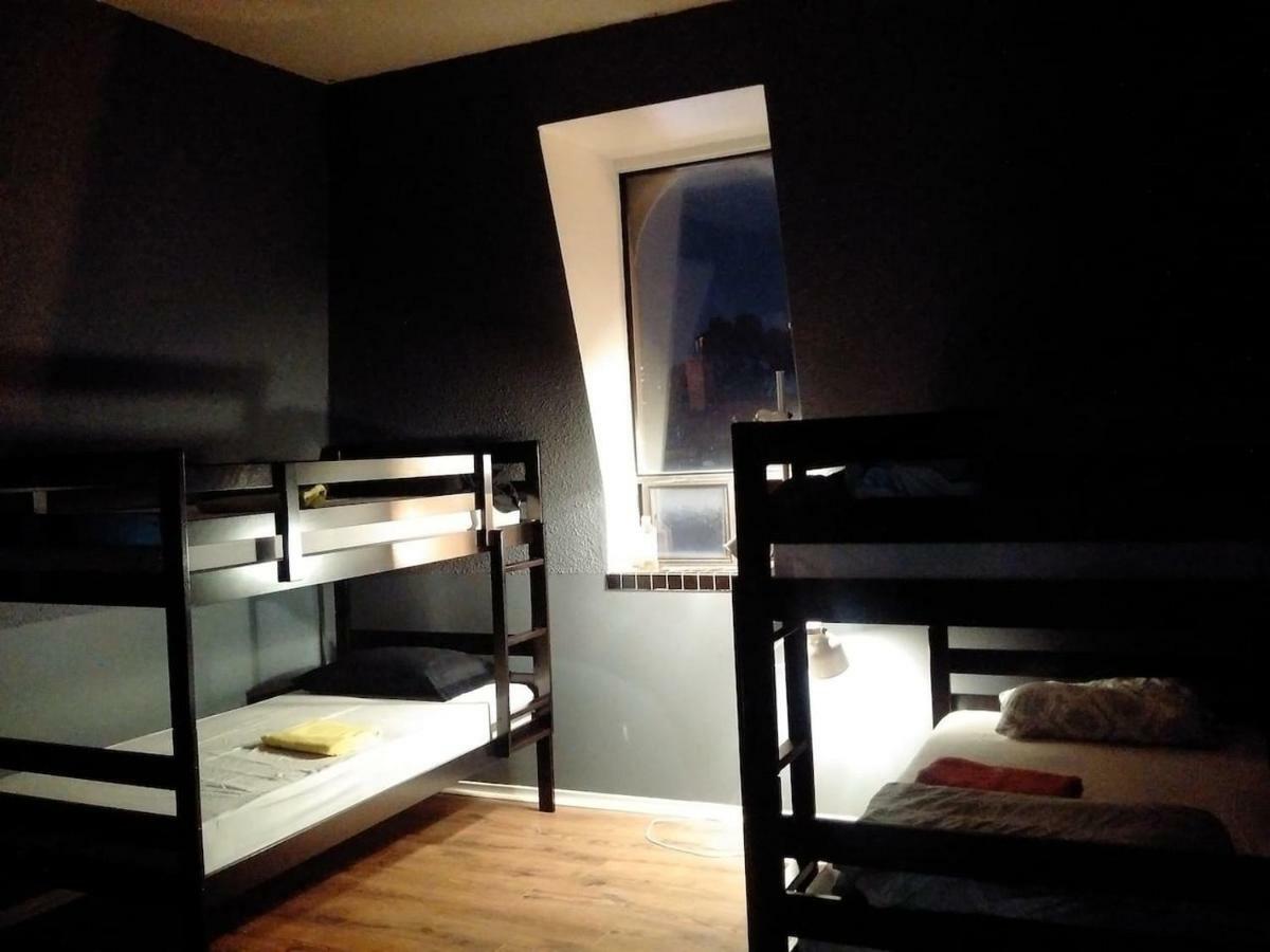 Cama en habitación compartida masculina de 4 camas
