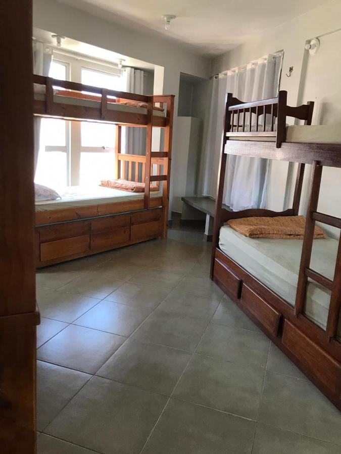 Cama num Dormitório Misto com 8 Camas