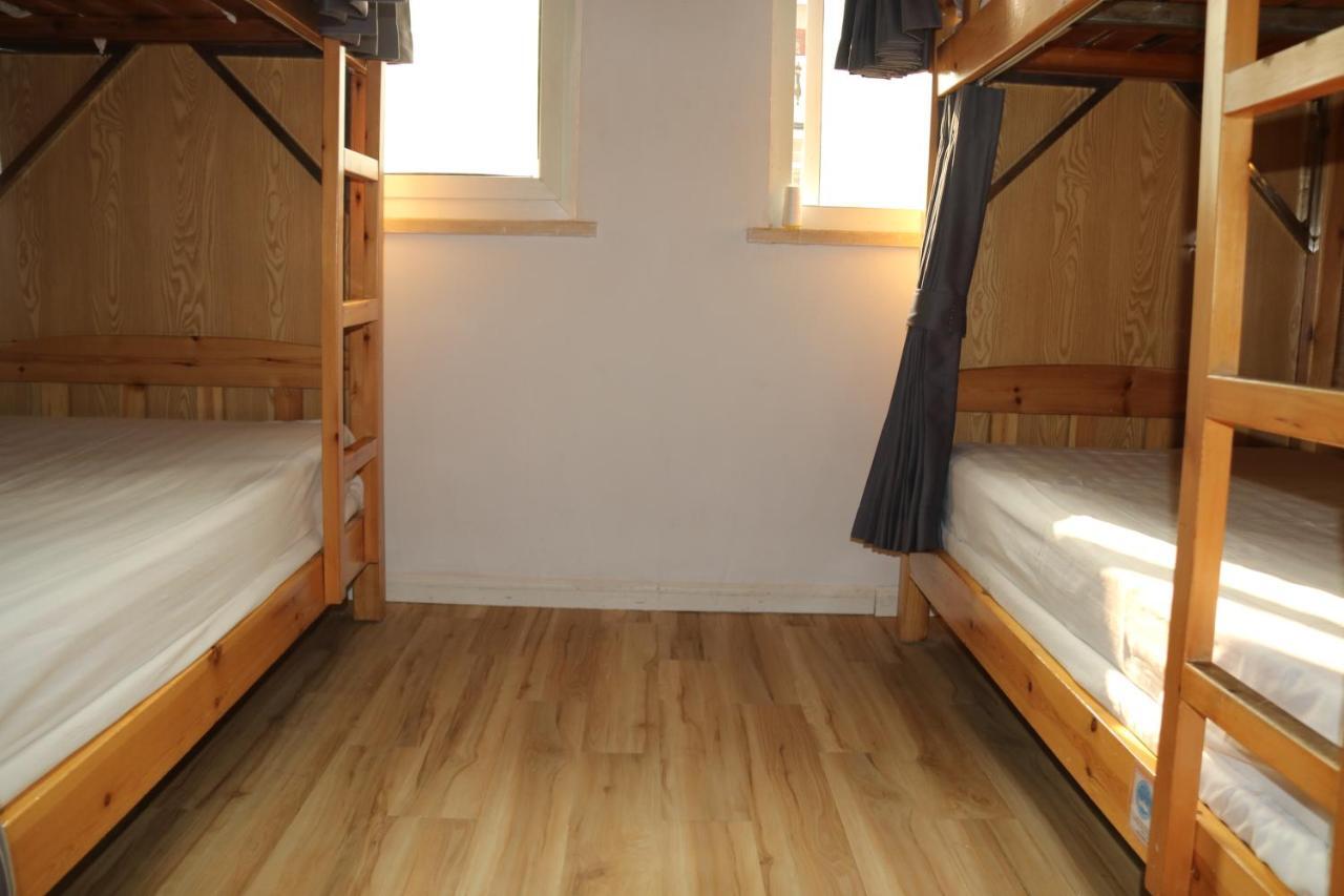 Bett im Schlafsaal für Männer