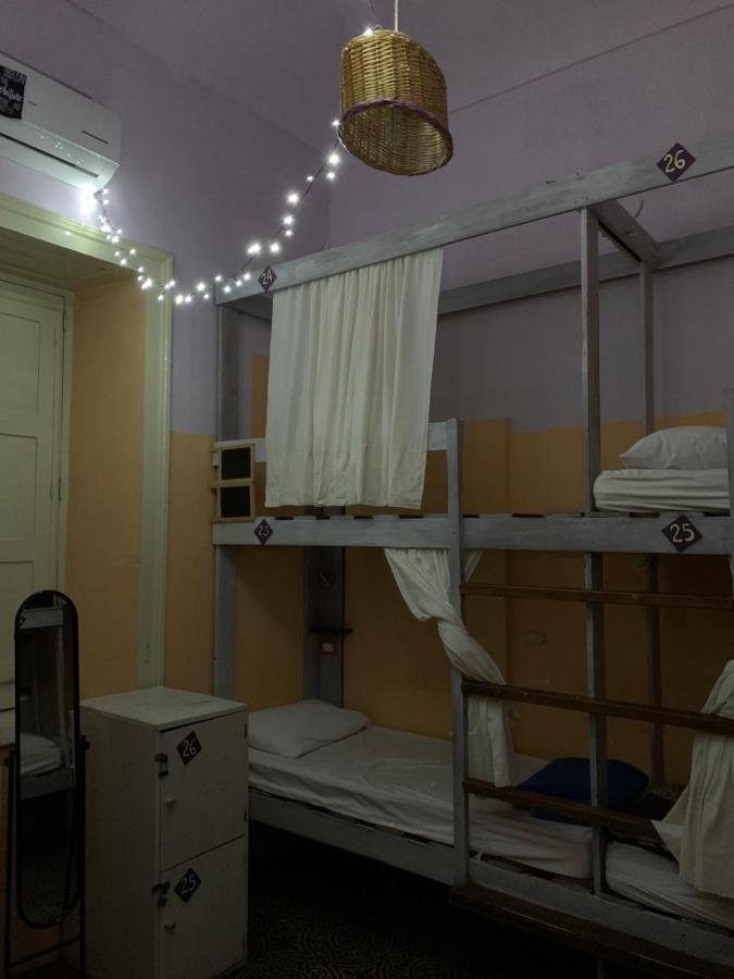 Posto Letto in Dormitorio Femminile con 8 Letti
