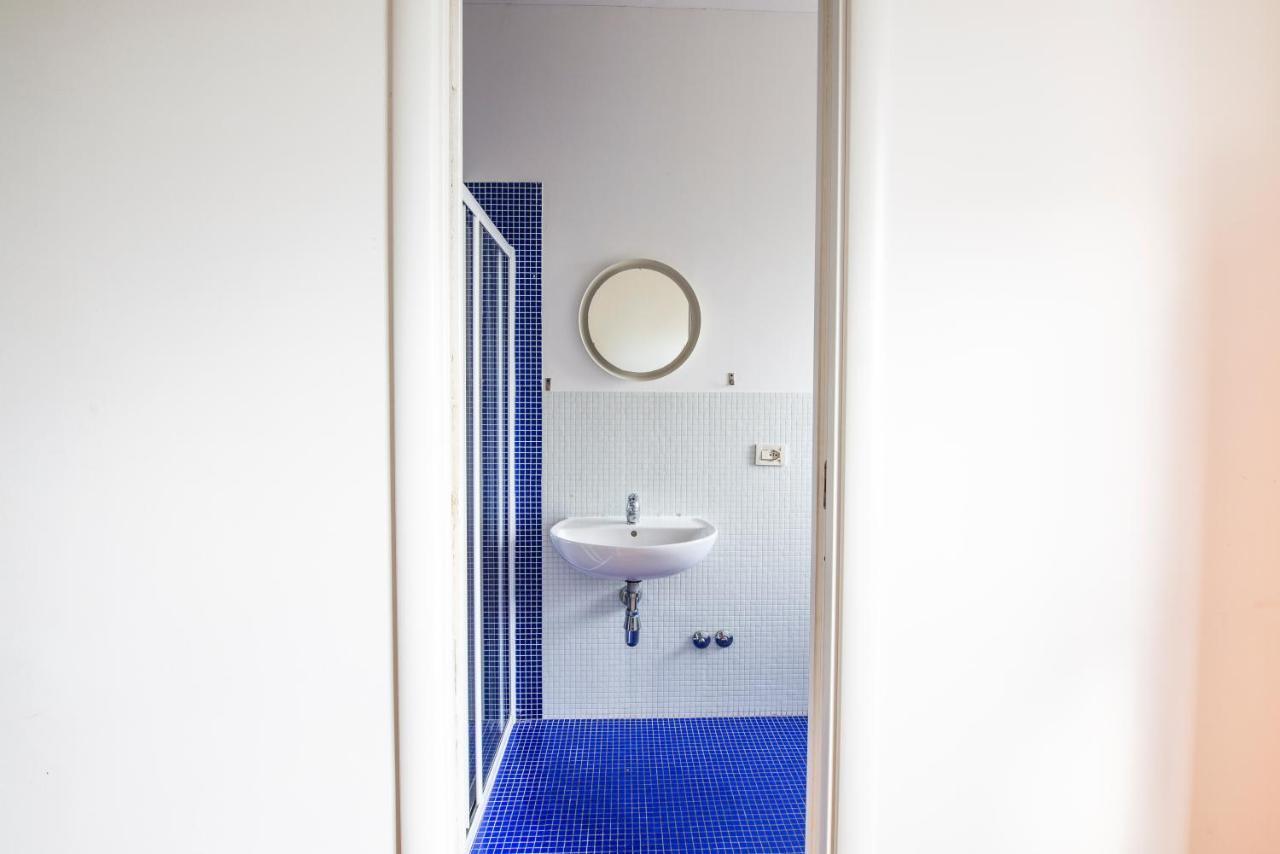 Habitación triple con baño privado y balcón