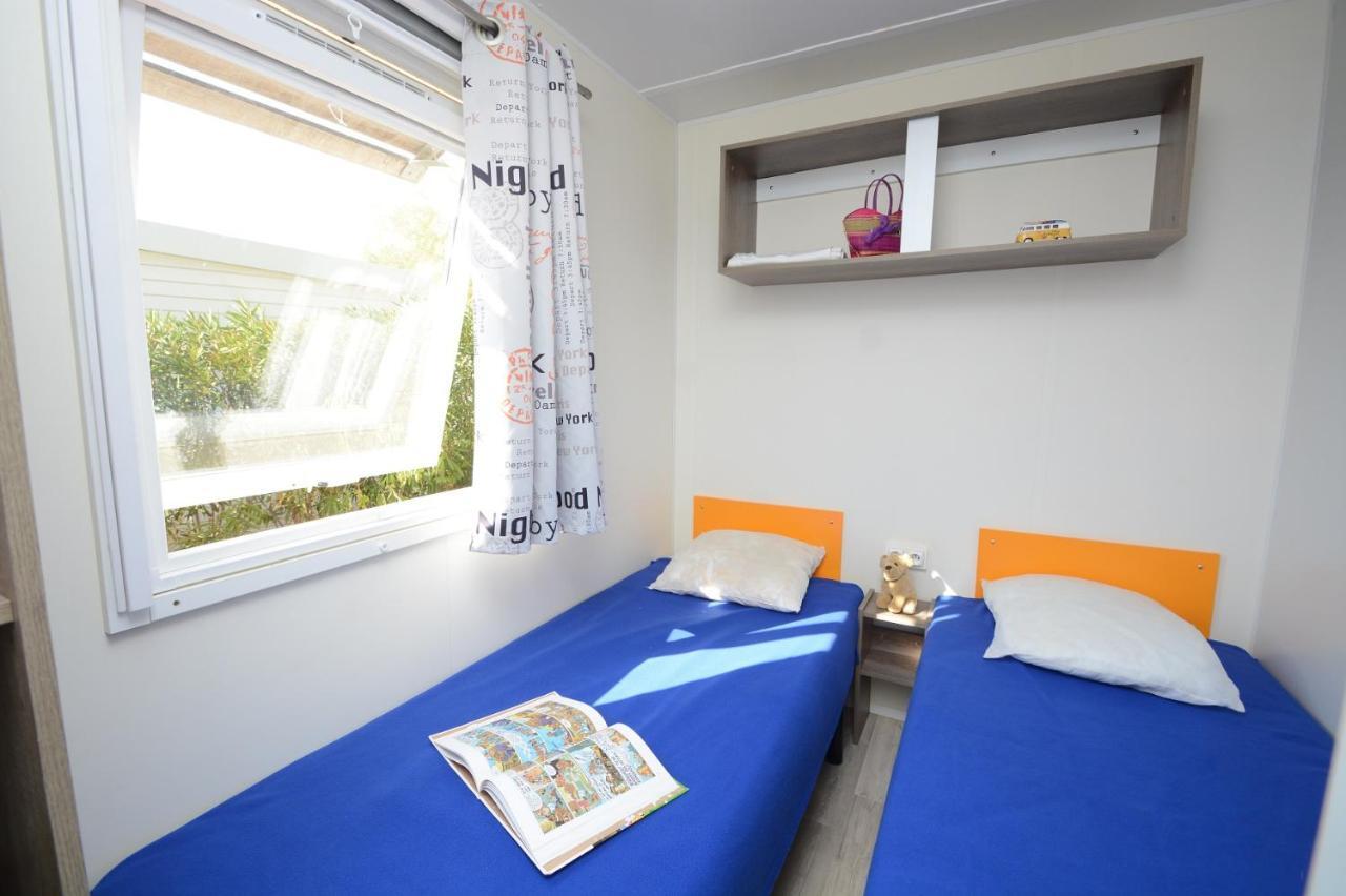 Hébergement Six-fours pour 6 Personnes avec Télévision, Climatisation et Terrasse Couverte