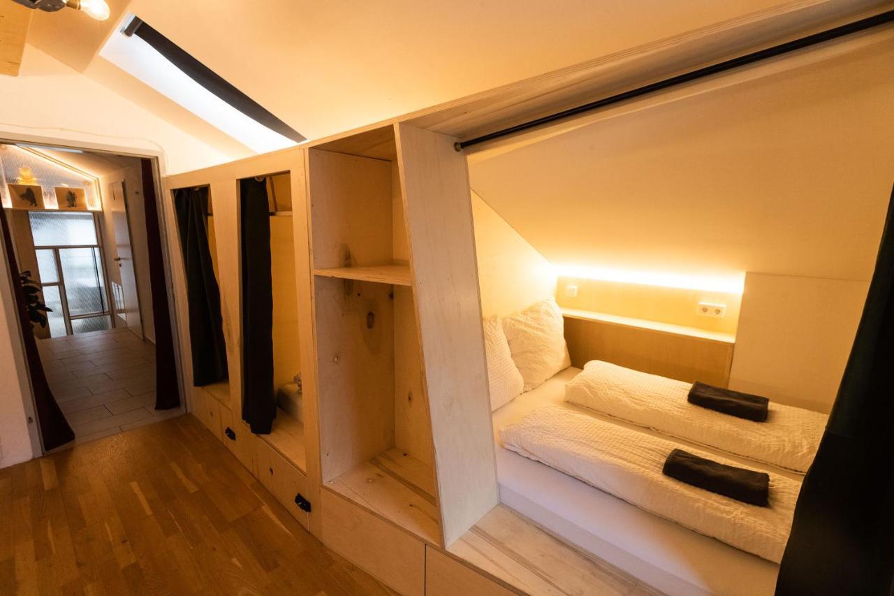 Doppelbett im gemischten Schlafsaal mit 6 Betten