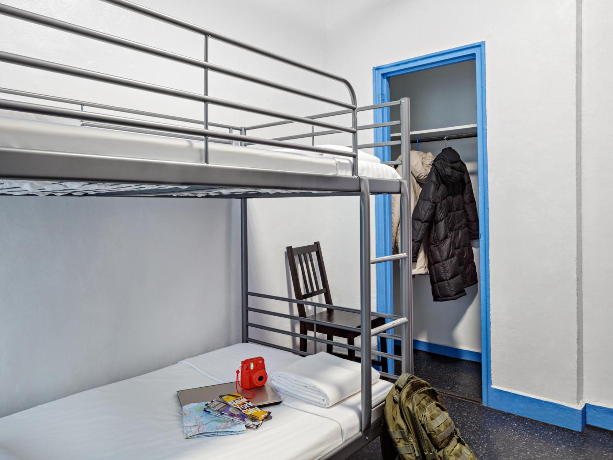 Cama Individual em Dormitório com 2 Camas e Casa de Banho Partilhada