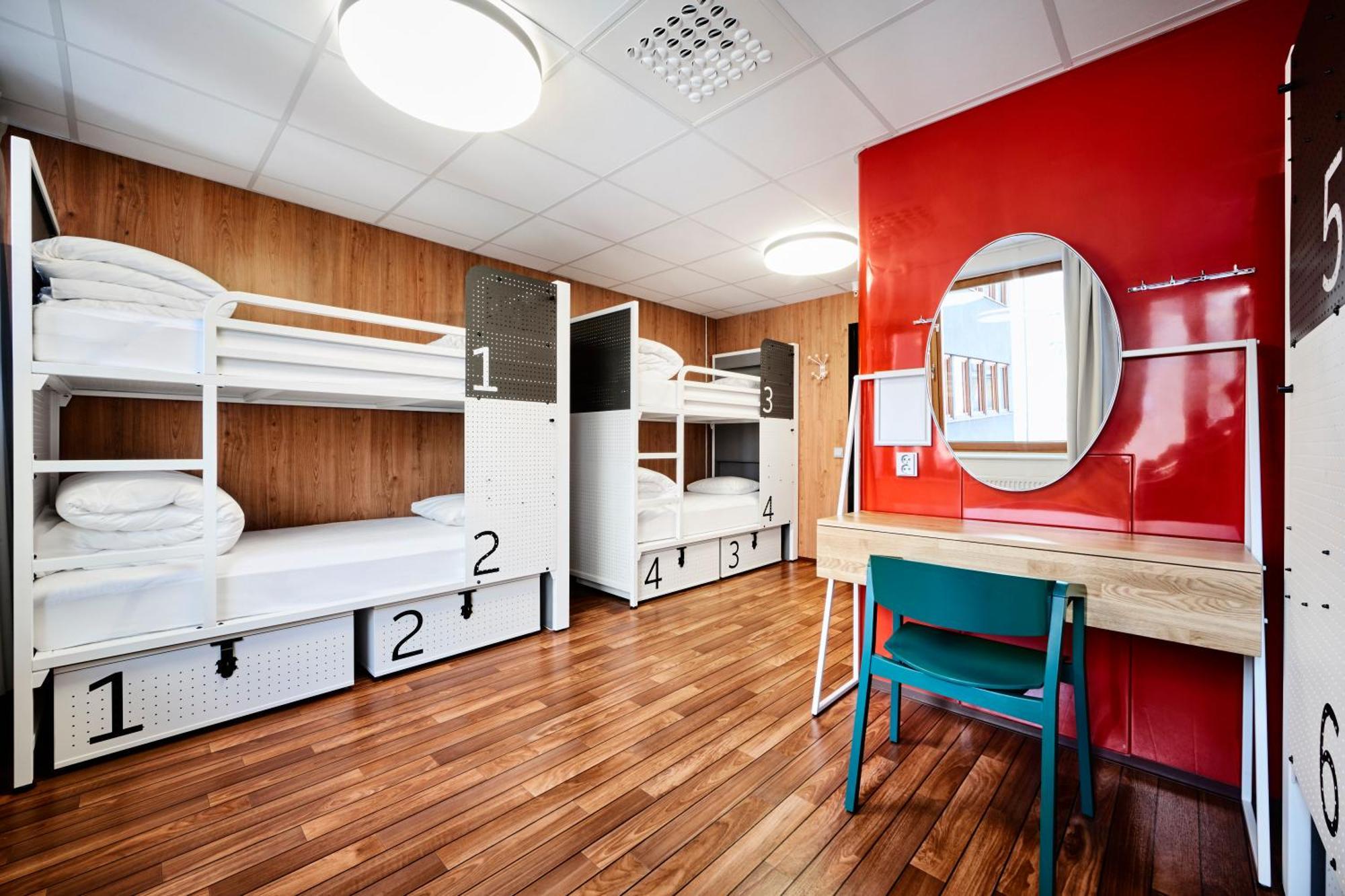 Cama en habitación compartida femenina de 6 camas
