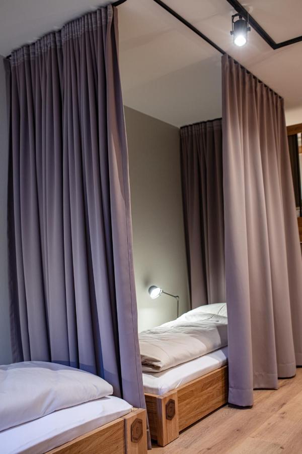 Einzelbett im 10-Bett-Schlafsaal