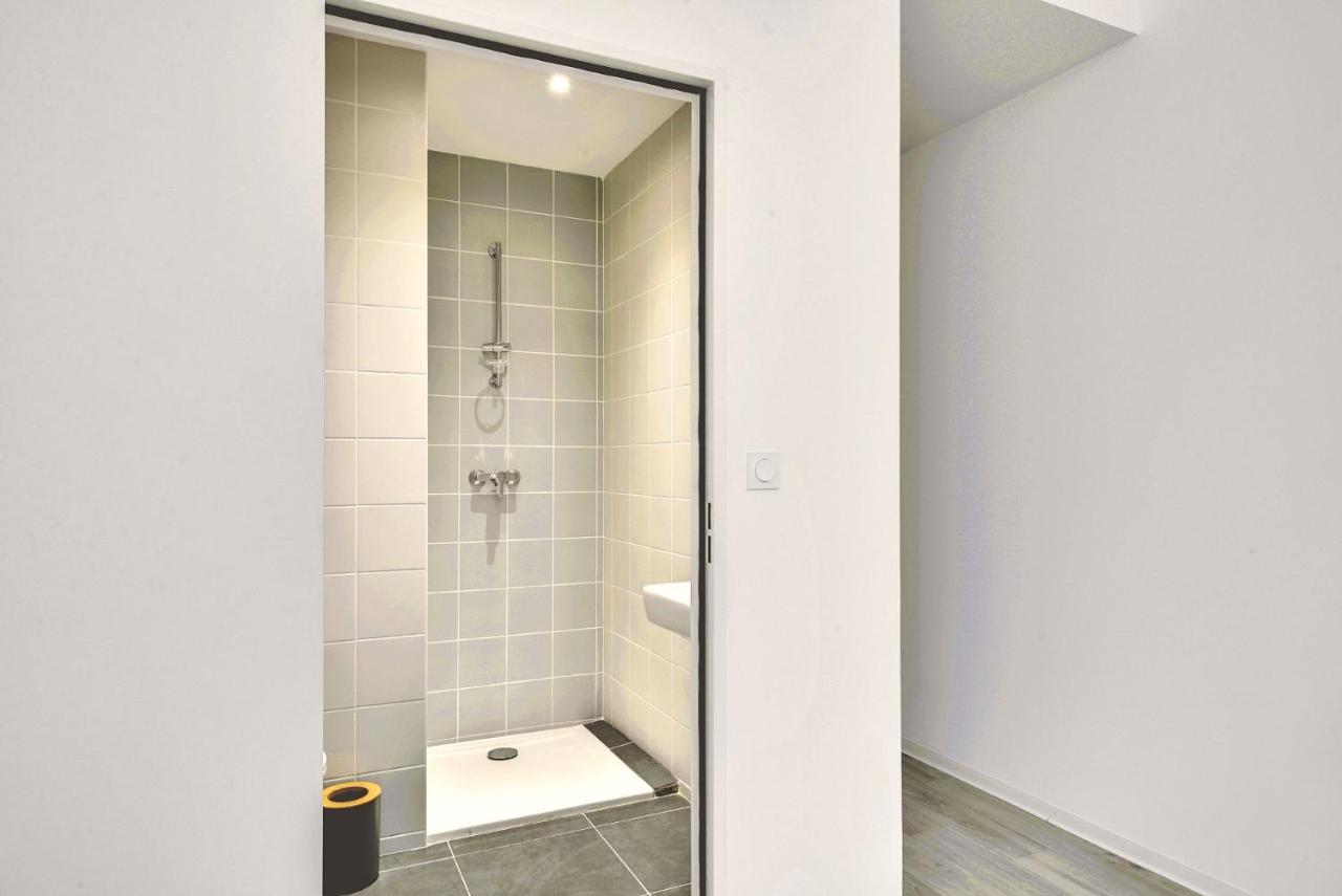 Cama en habitación femenina compartida de 4 camas