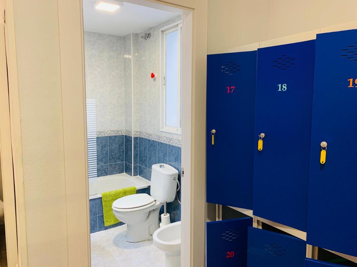 Cama en habitación compartida femenina de 6 camas con baño privado