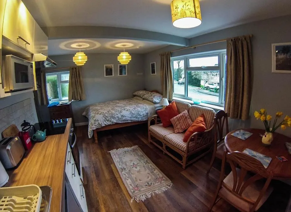Cheltenham Studio Apartment-1
