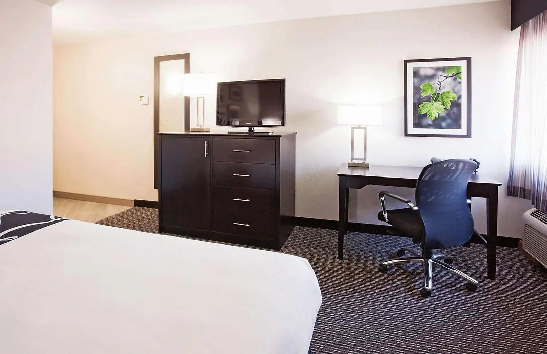 La Quinta Inn By Wyndham Oshkosh-1