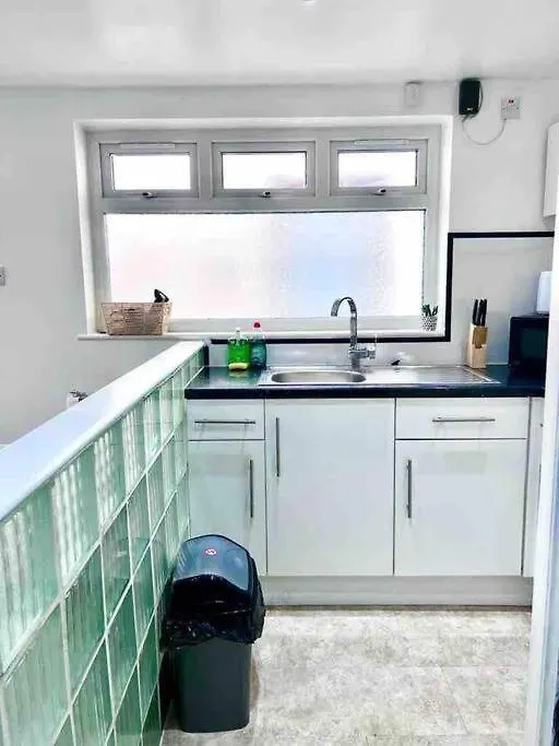 Studio Apartment in London-1