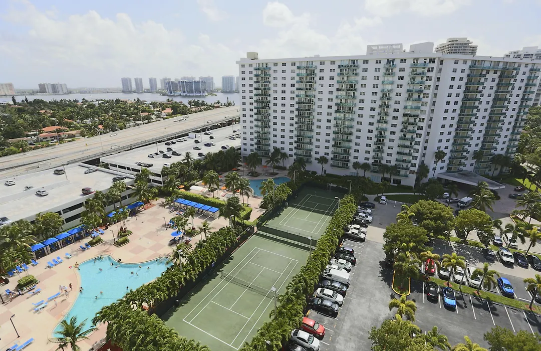 Ocean Reserve Luxury Condos Across From Sunny Isles Beach-1