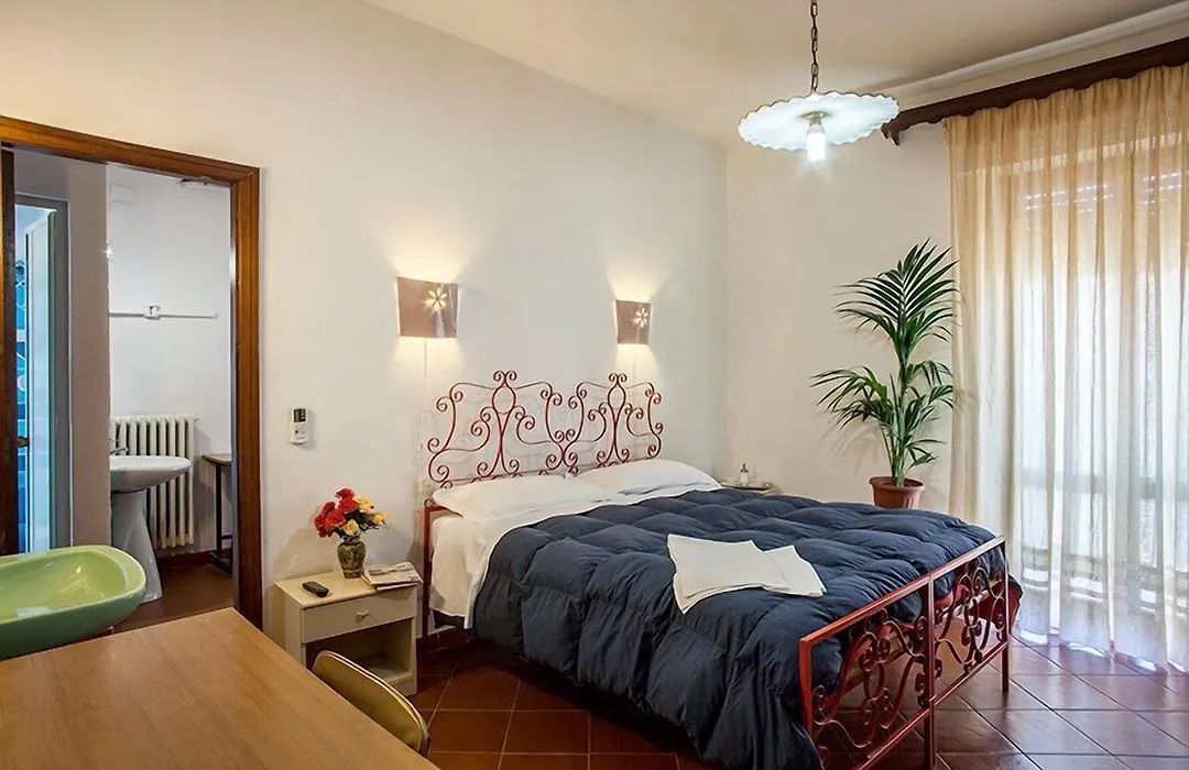 Hotel Villarosa con Vespa Rent-1