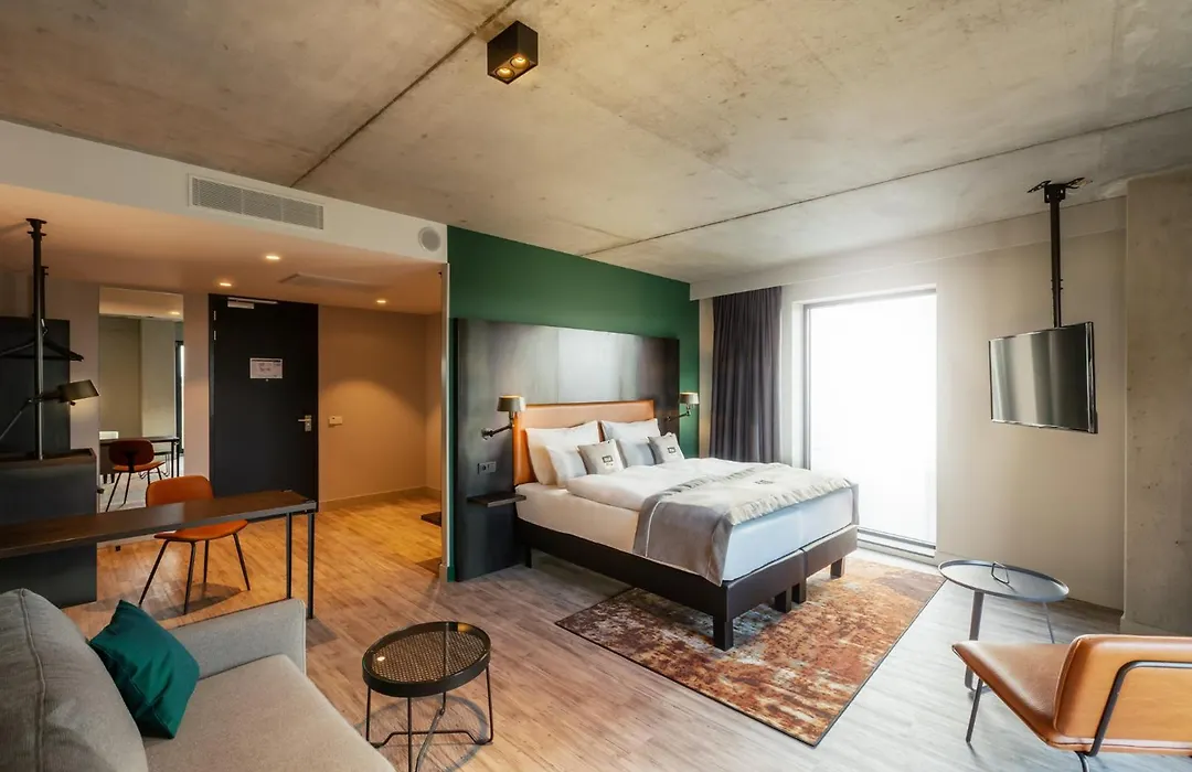 Holiday Inn - The Niu, Fender Amsterdam-1